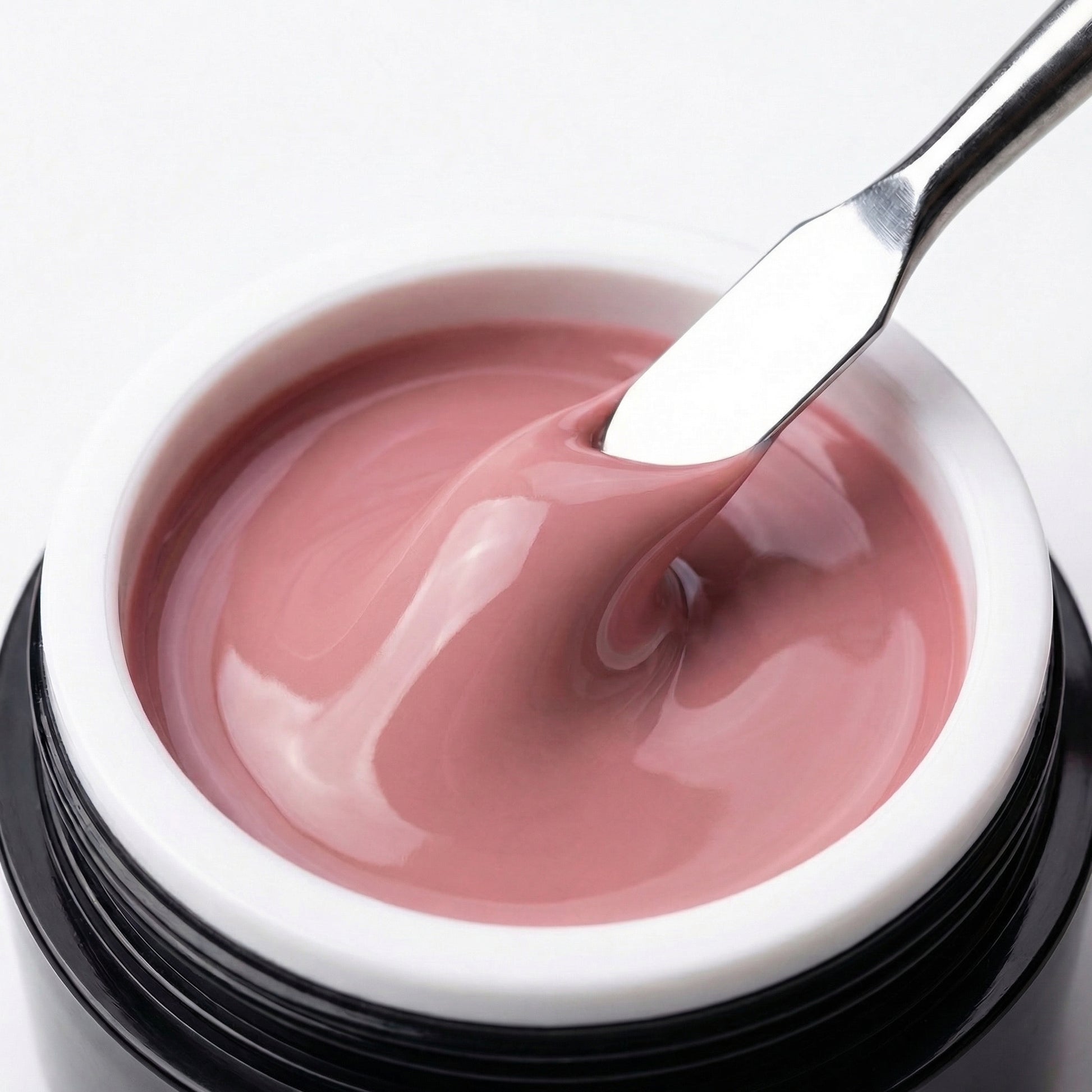 Cremige, selbstglättende Konsistenz des Velvet Nude Cover Builder Gels in warmem Nude‑Ton, aufgenommen mit Spatel.