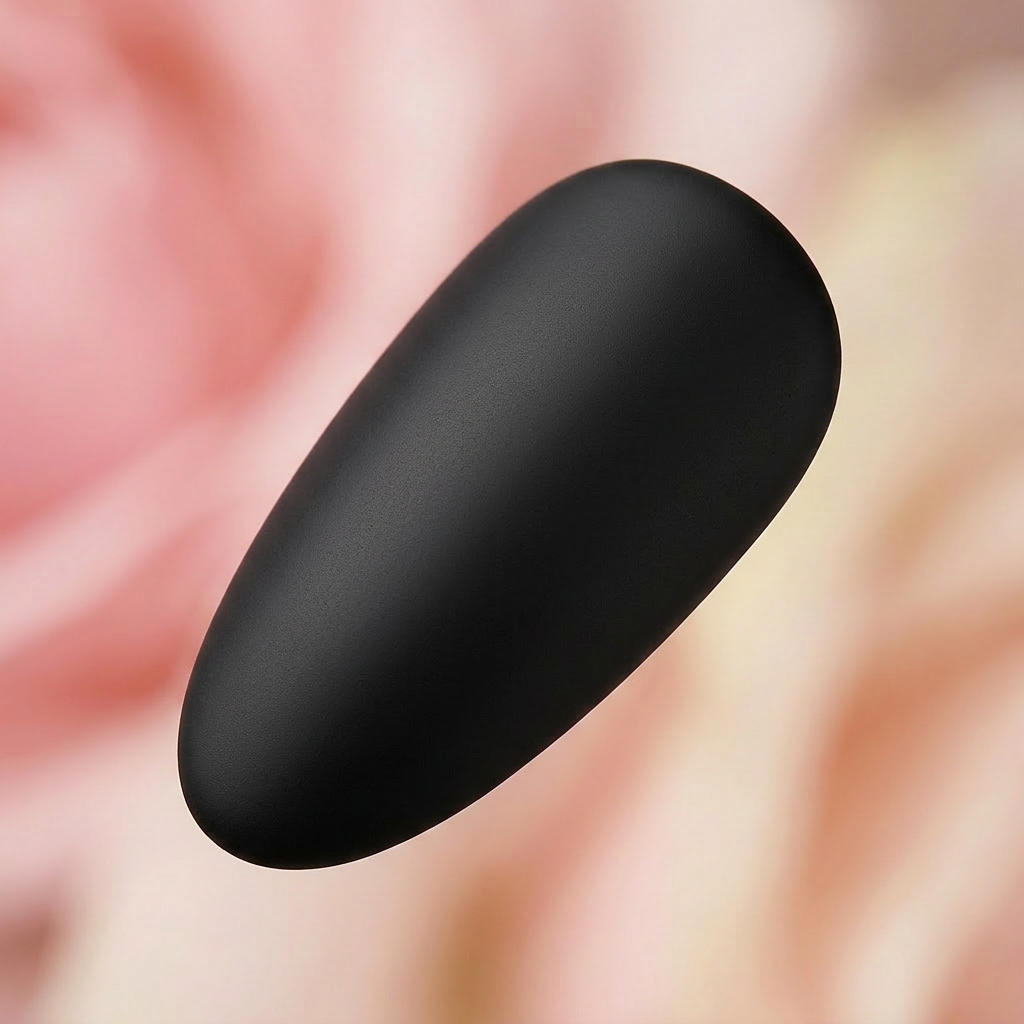 Mattierter schwarzer Nageltip mit Velvet Top Coat Matt von Studio Amelie, samtiges Matt-Finish ohne Glanz