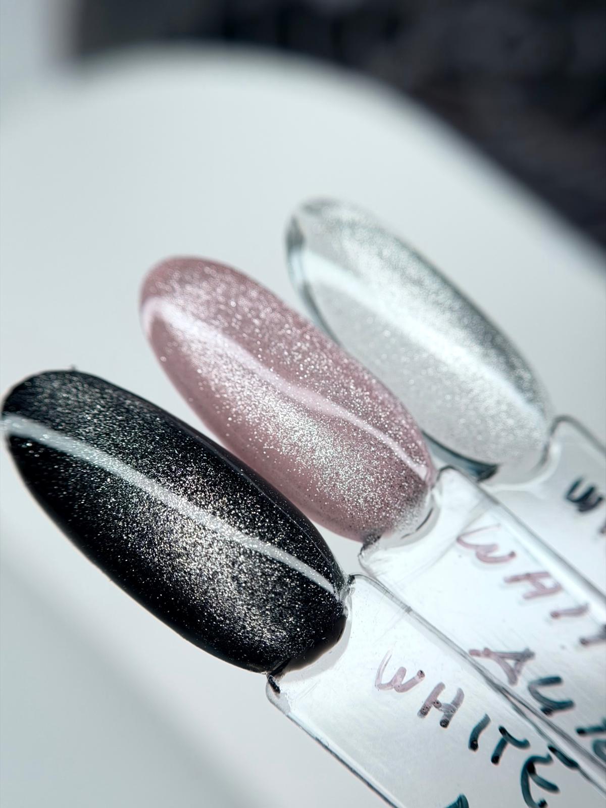 White Universal Cat-Eye White Aura – Intensives weißes Leuchten durch magnetische Partikel, präsentiert auf transparenten und schwarzen Farbbeispielen.