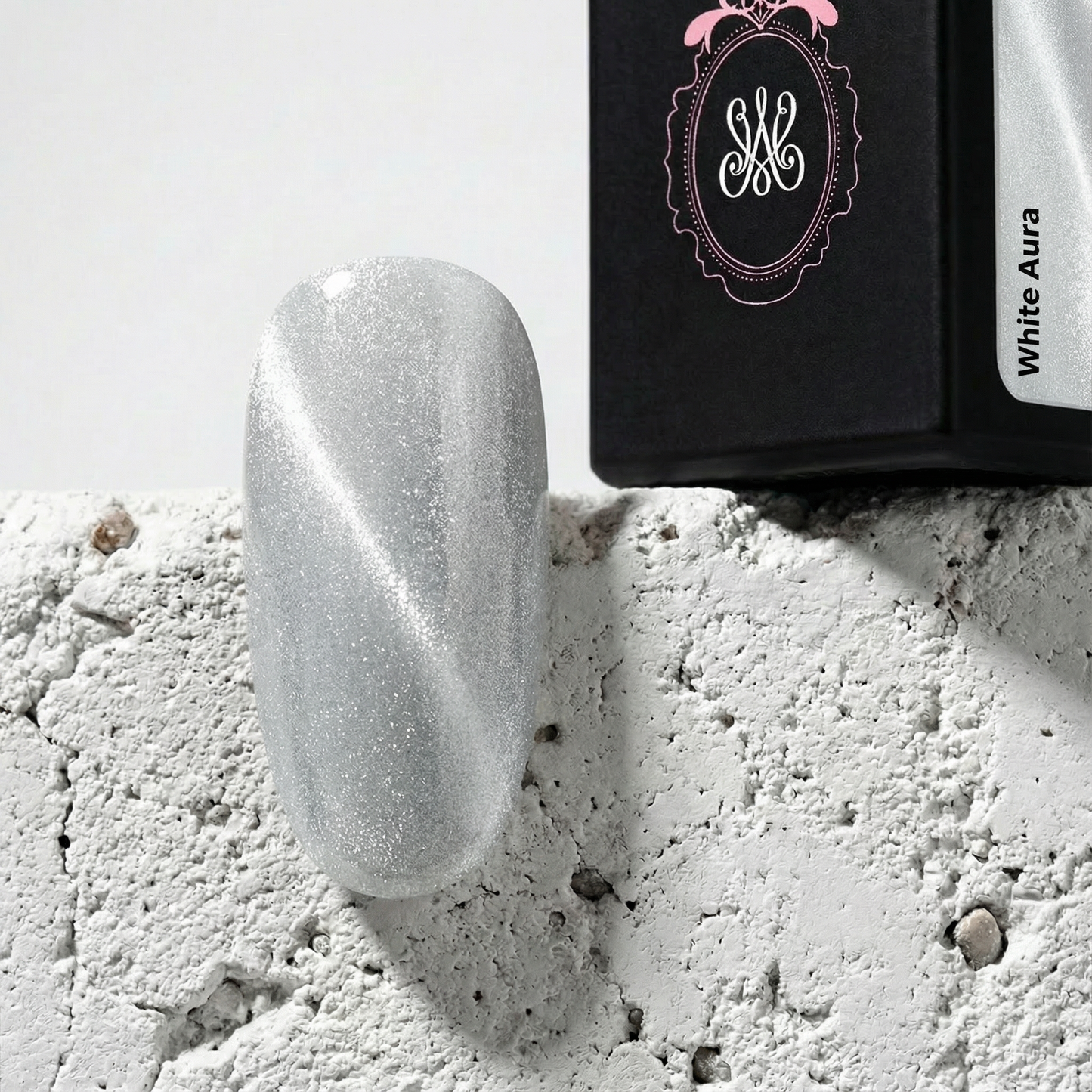 White Universal Cat-Eye White Aura – Intensives weißes Leuchten durch magnetische Partikel, präsentiert auf transparenten und schwarzen Farbbeispielen.