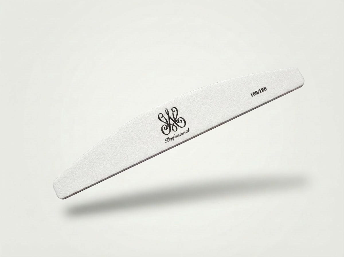 Weiße Halbmond‑Nagelfeile 100/180 mit ergonomischer Form für Studioarbeiten.