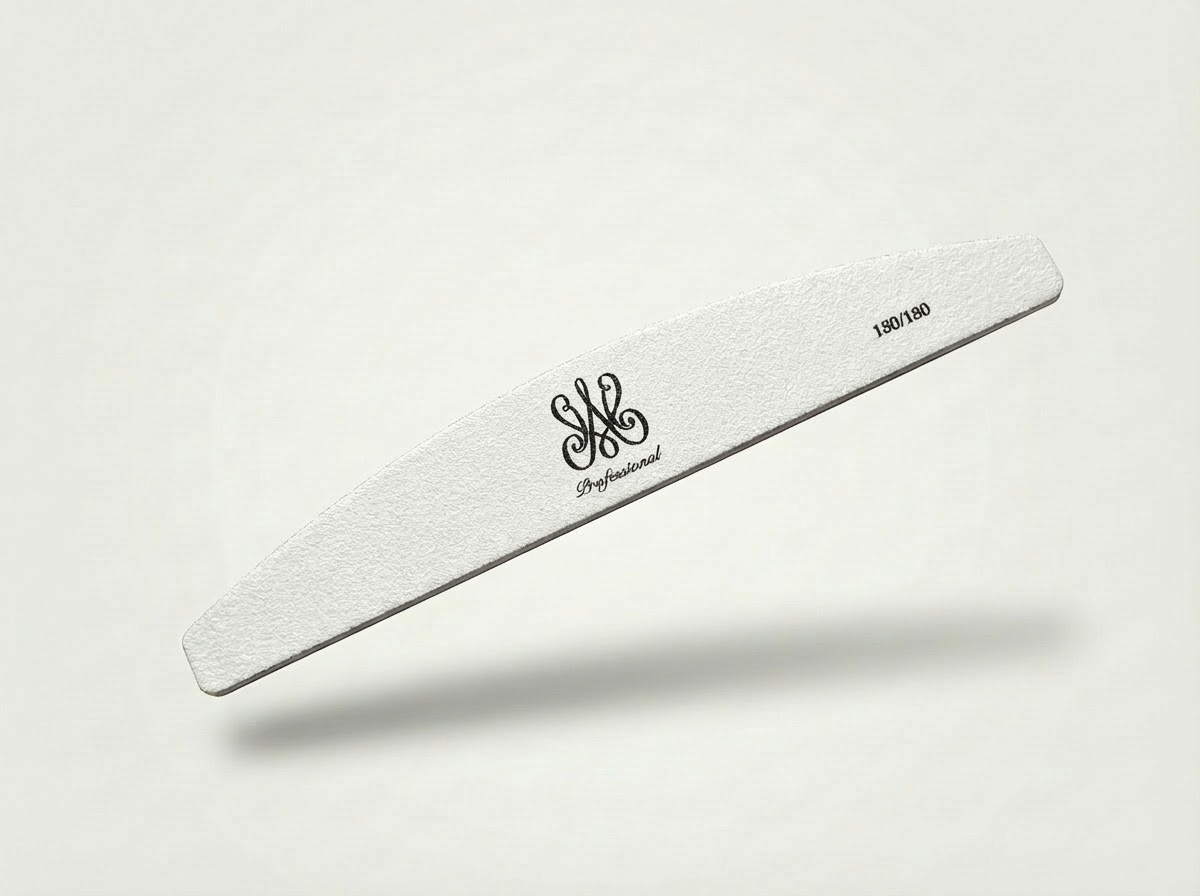 Weiße Halbmond‑Nagelfeile 180/180 für sanftes Mattieren und Feinarbeiten.