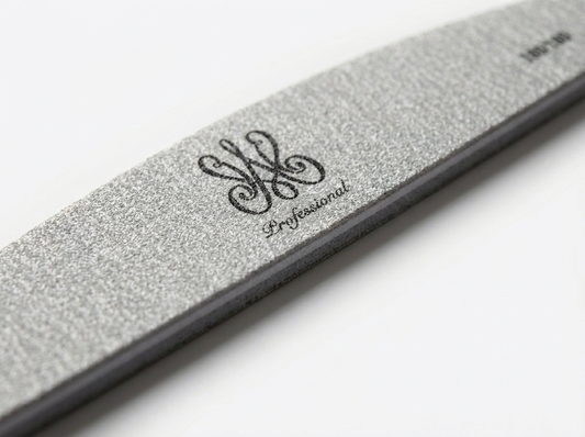 Makroaufnahme einer Zebra Halbmond Nagelfeile mit sichtbarer Textur und professioneller Beschichtung.