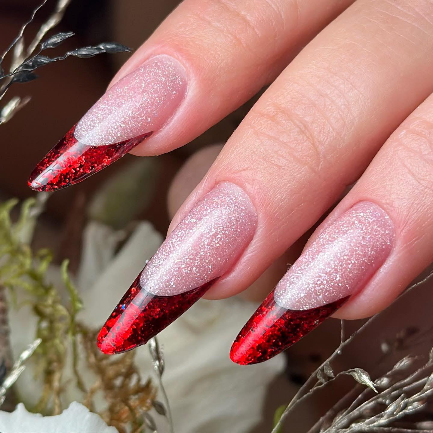 Lange, moderne Mandelform mit zartem Glitzer-Aufbau und präziser, tiefroter Glitzer-French-Spitze, kreiert im Stil von Sergey Lavrukhin.