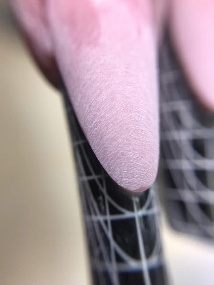Präzise Almond-Nagelform im Perfect-Form-Kurs, exakt an der Nagelschablone ausgerichtet für symmetrische Architektur