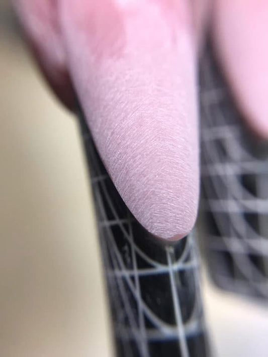 Präzise Almond-Nagelform im Perfect-Form-Kurs, exakt an der Nagelschablone ausgerichtet für symmetrische Architektur