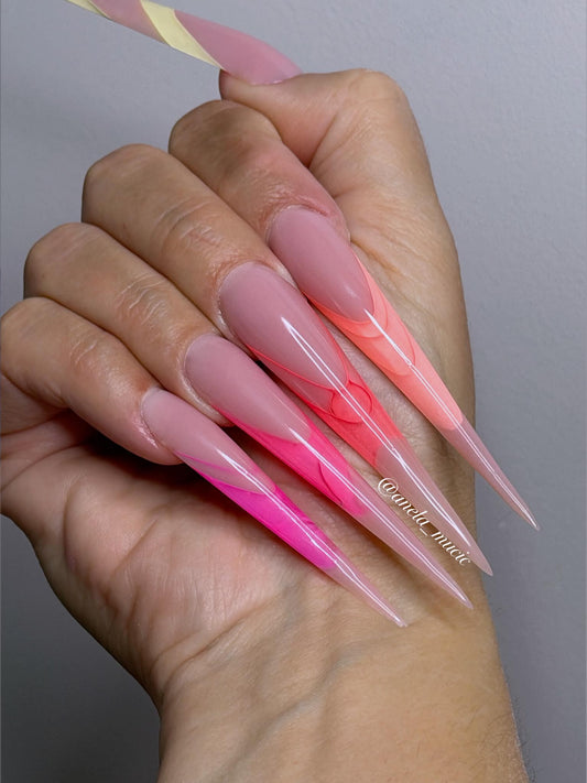 Lange Stiletto-Nägel mit Wet Look Top Gel von Studio Amelie, spiegelnder Hochglanz im Pink-Koralle-Ombré